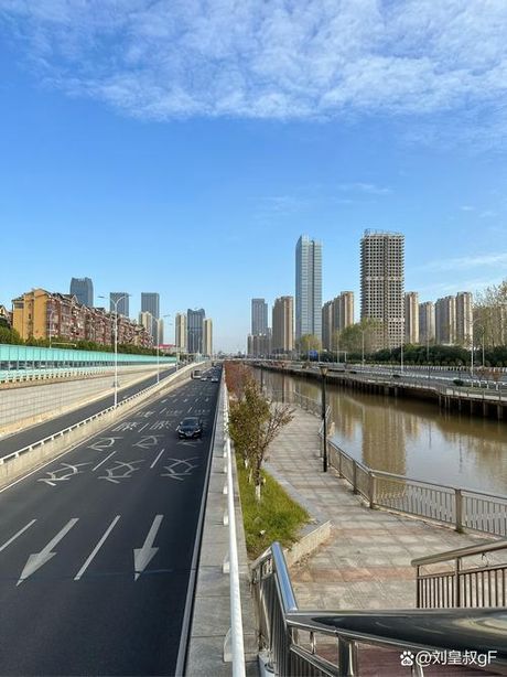 深夏市：繁华与宁静的交融之地